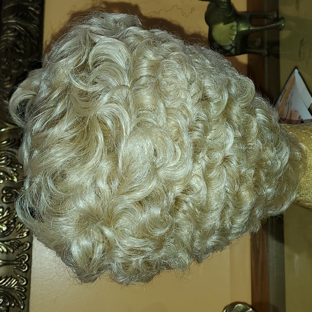 🆕️It's a wig  Platinum blonde - Picture 3 of 9